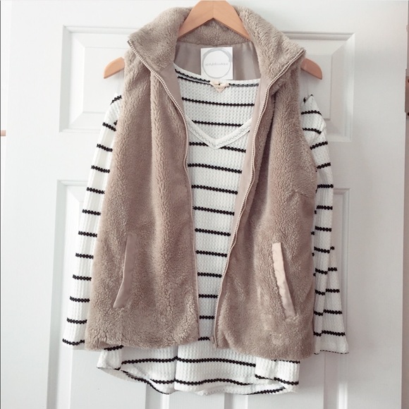 ❗️Two Left❗️NWT Fleece Light Olive Green Vest - Picture 2 of 5